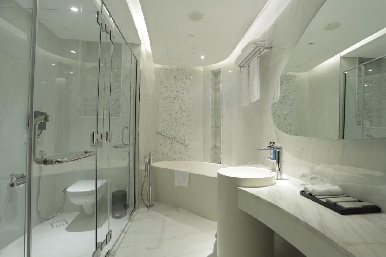 Century Marina Hotel - Lusail Εξωτερικό φωτογραφία A modern bathroom