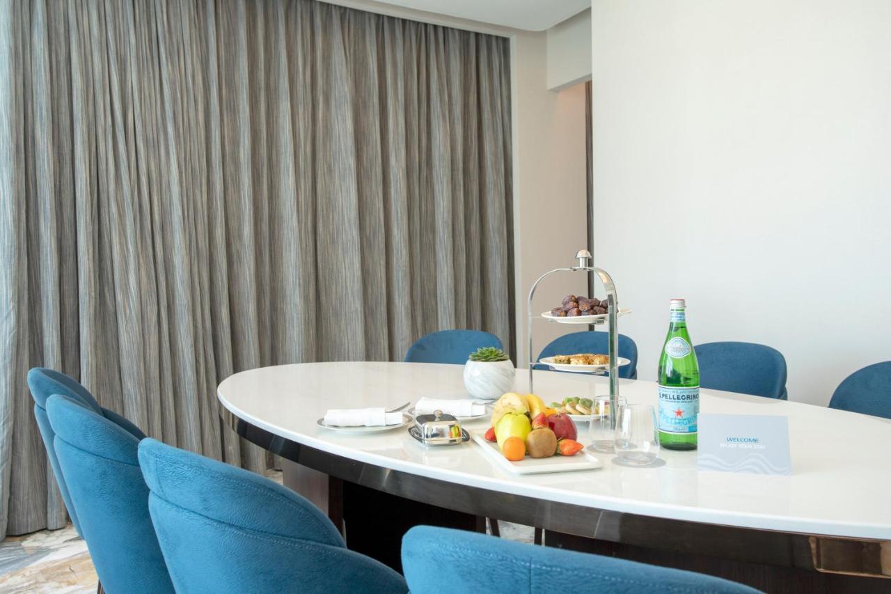 Century Marina Hotel - Lusail Εξωτερικό φωτογραφία A table with a bottle of mineral water