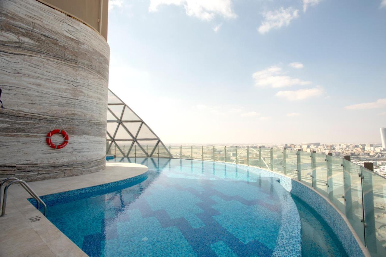 Century Marina Hotel - Lusail Εξωτερικό φωτογραφία The pool at the 360° Sky Lounge