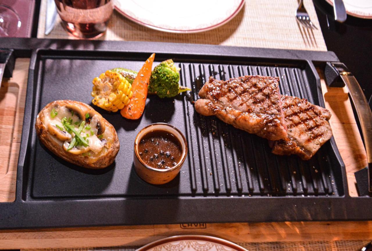 Century Marina Hotel - Lusail Εξωτερικό φωτογραφία A steak prepared on a griddle
