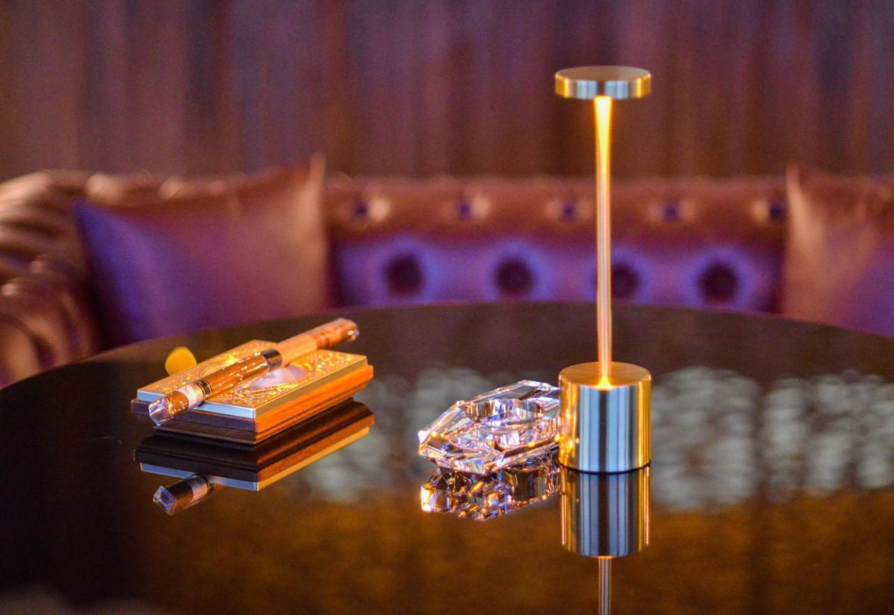 Century Marina Hotel - Lusail Εξωτερικό φωτογραφία The table lamp